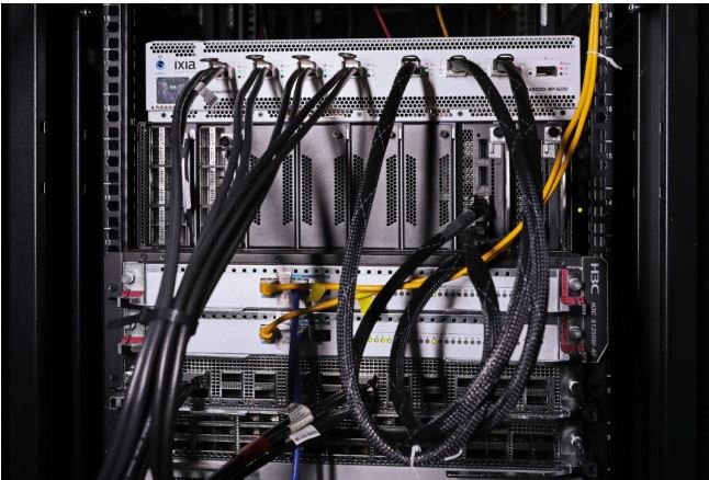 圖爲S12500X-AF和S9820數據中心交換機正在接受開放數據中心委員會(huì)的測試
